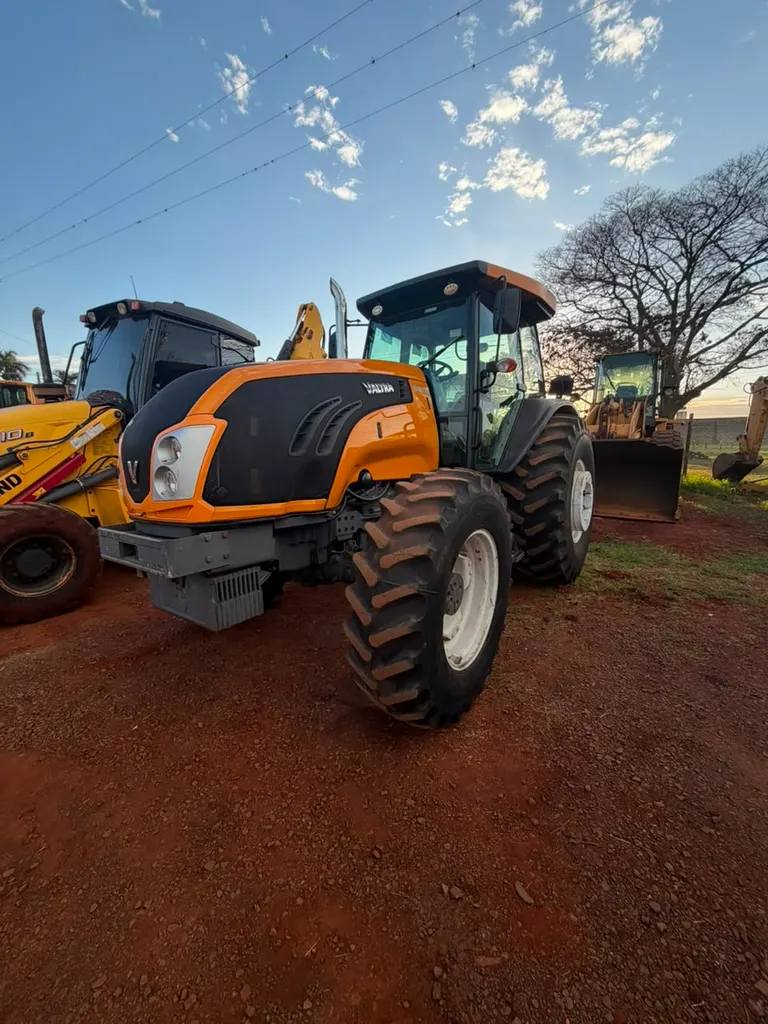 Trator Valtra BM110 4x4 ano 2017 visto de frente, em ótimo estado de conservação