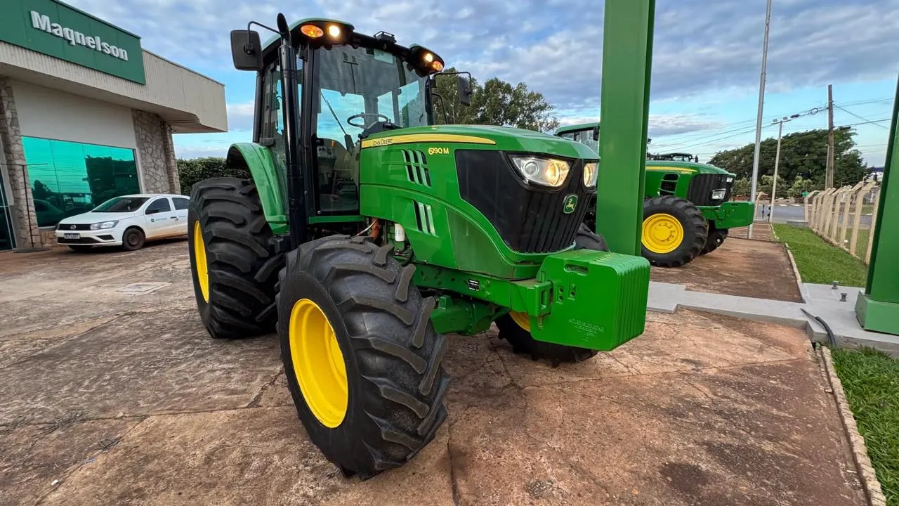 Trator John Deere 6190M ano 2023 visto de frente, à venda no Pará