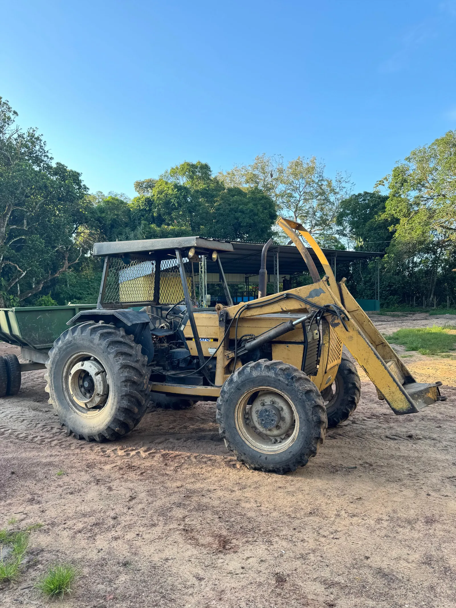 Trator Valtra 785 4x4 ano 2008 com lâmina Tatu instalada, à venda no Pará